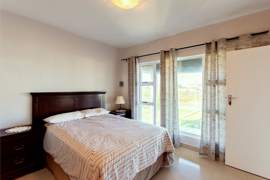To Let 4 Bedroom Property for Rent in Yzerfontein Western Cape